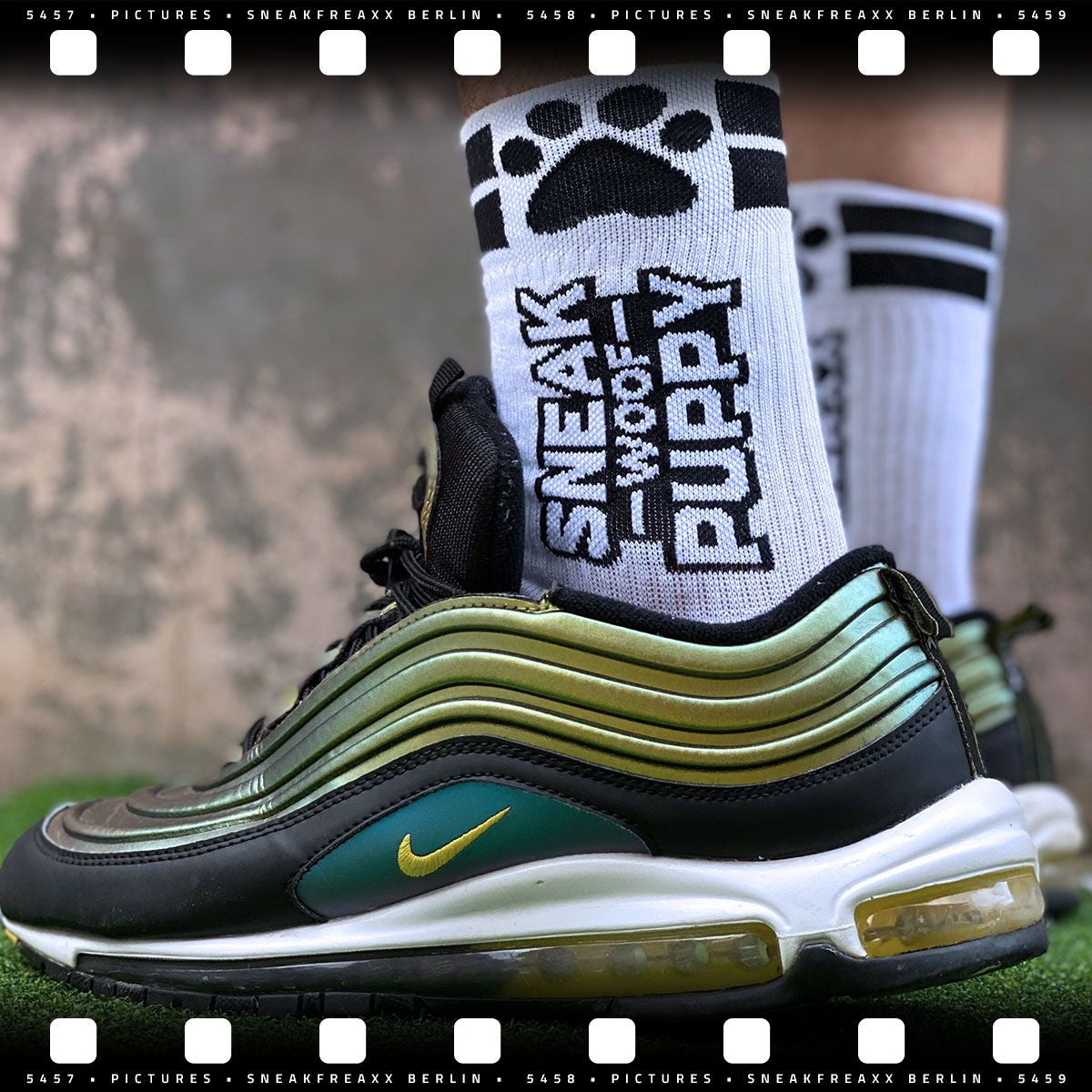 SNEAKFREAXX Puppy Socks White Black