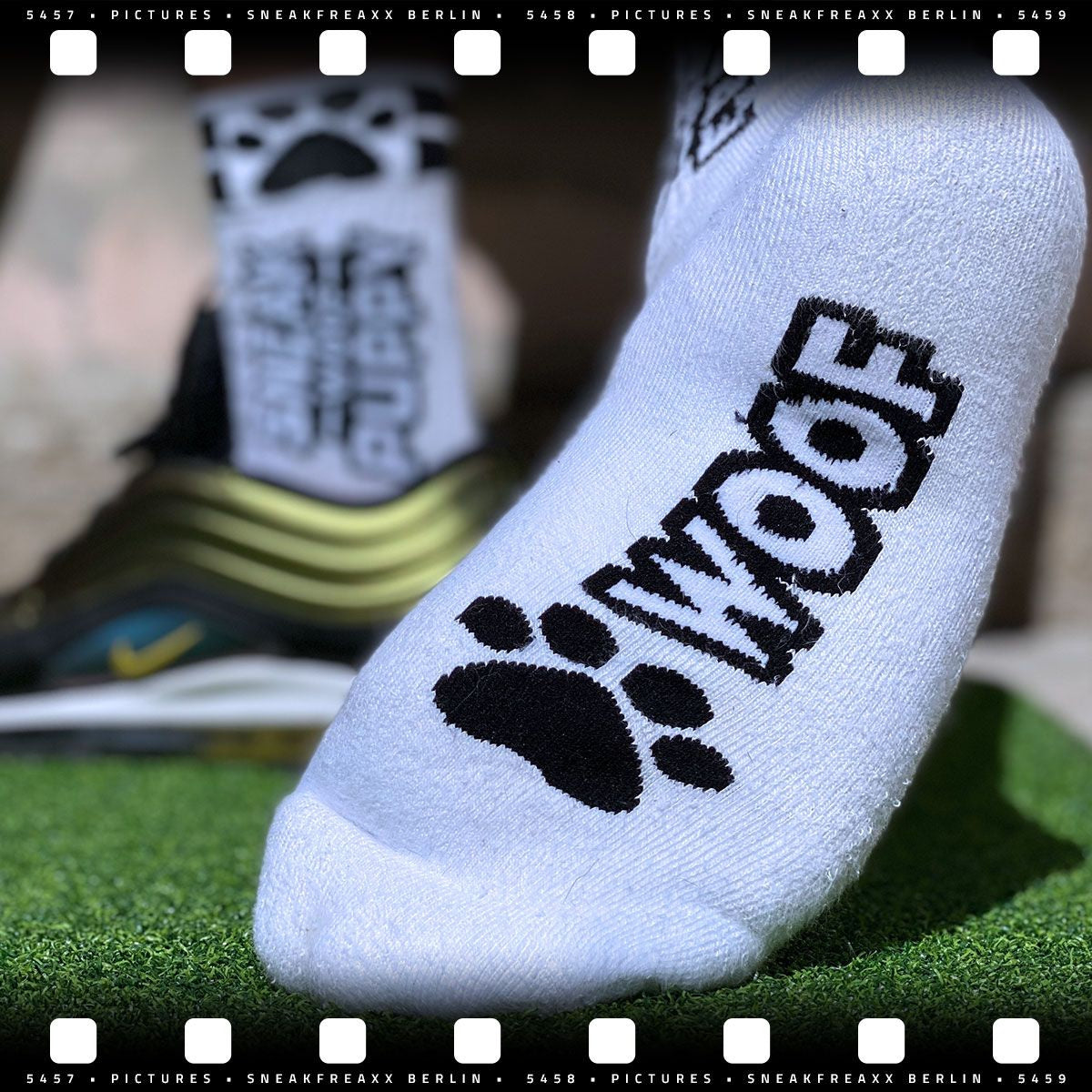 SNEAKFREAXX Puppy Socks White Black