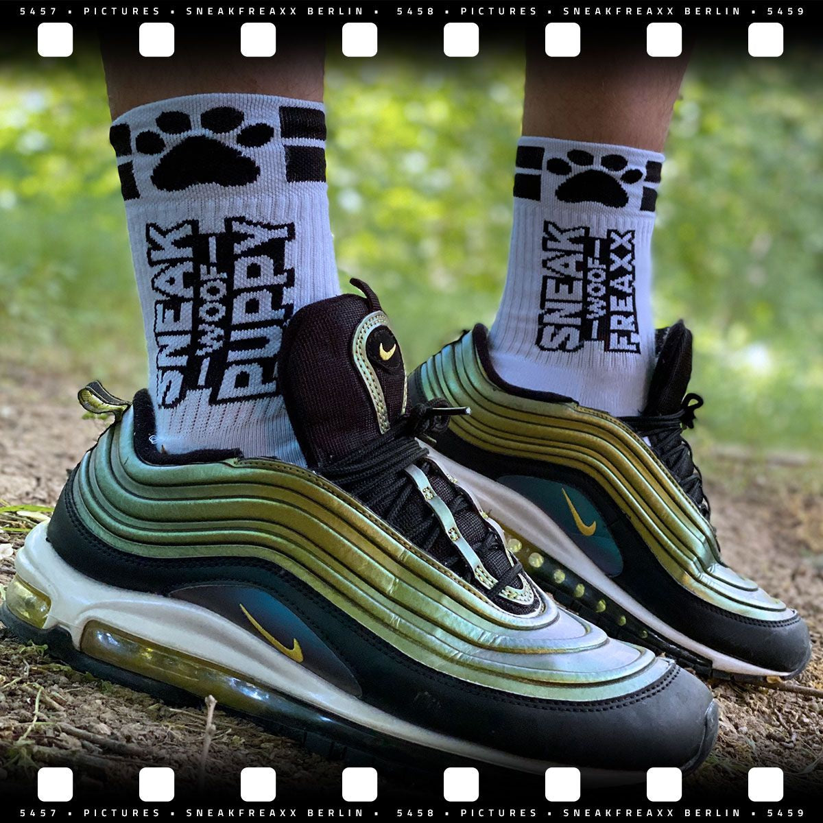 SNEAKFREAXX Puppy Socks White Black