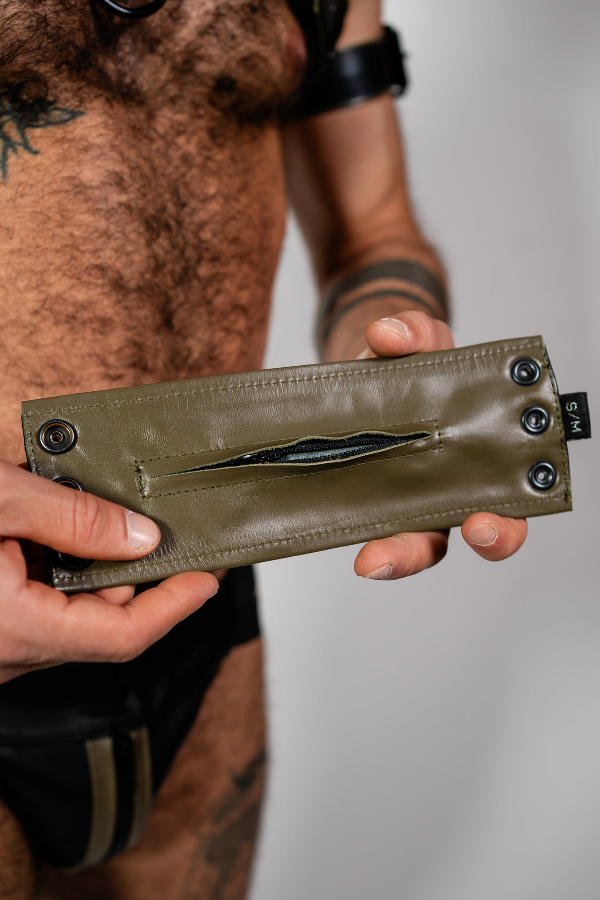 ruff GEAR Double Tone Leather Wrist Strap Wallet Army Black